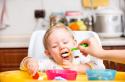 Hur man lär barn att äta mjölkgröt